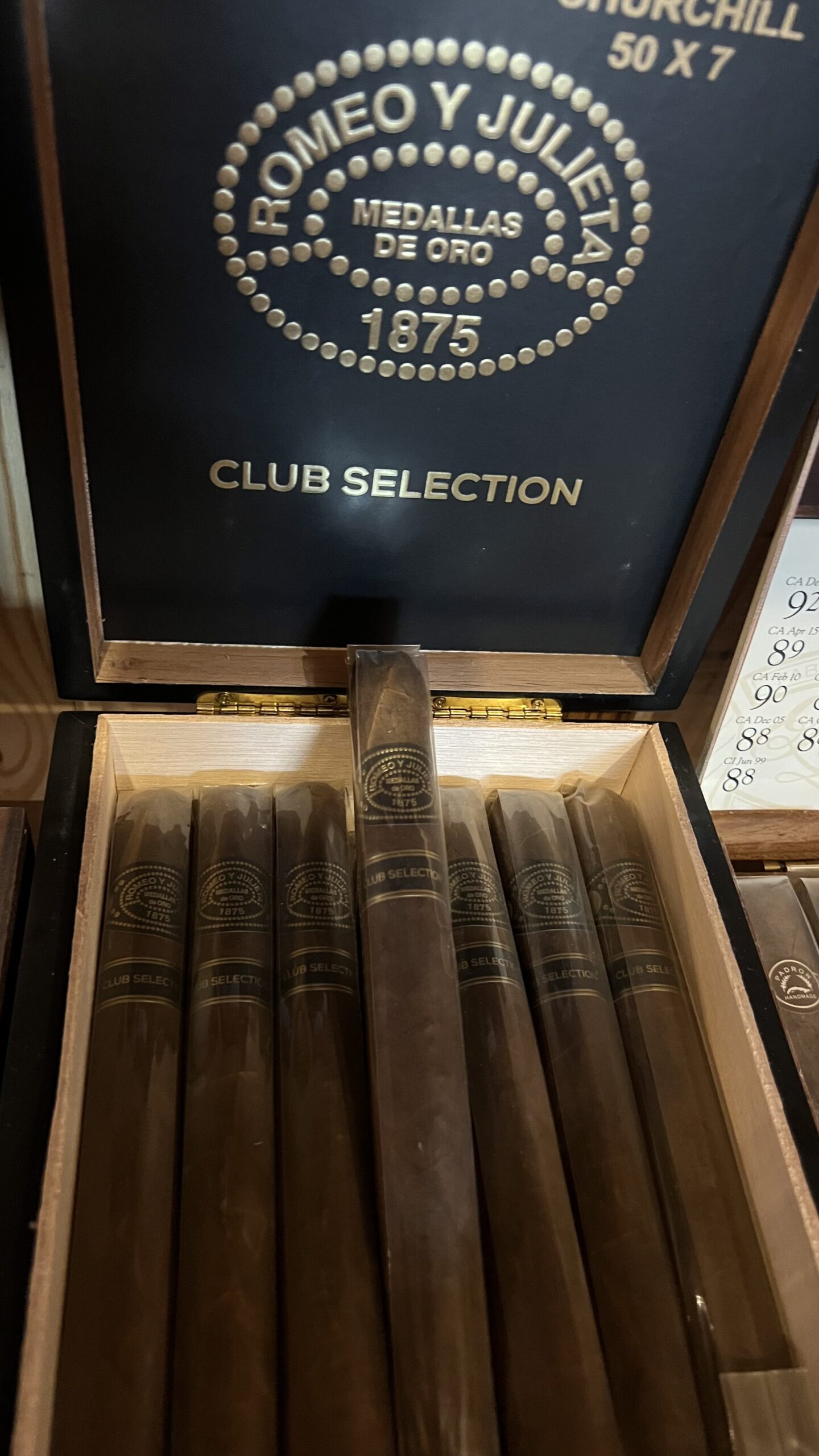 Romeo y Julieta Medallas de Oro Singles
